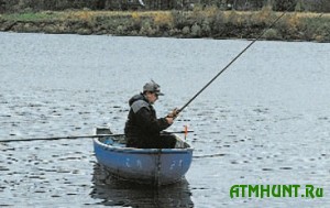 Ohranniki vodohranilishha lomajut ukrainskim rybakam udochki i podrezajut lodki