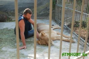 V Zaporozhskoj oblasti lechat tigrov i medvedej sbezhavshego chinovnika
