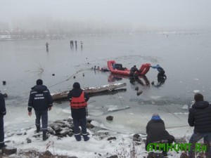 V Kieve iz ledjanoj vody spasli troih ljudej