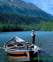 Рыбак выбирает лодку